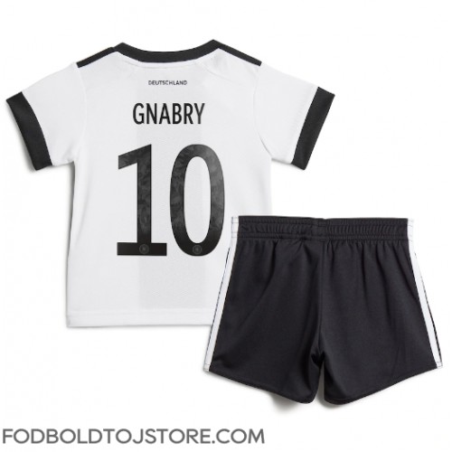 Tyskland Serge Gnabry #10 Hjemmebanesæt Børn VM 2022 Kortærmet (+ Korte bukser)